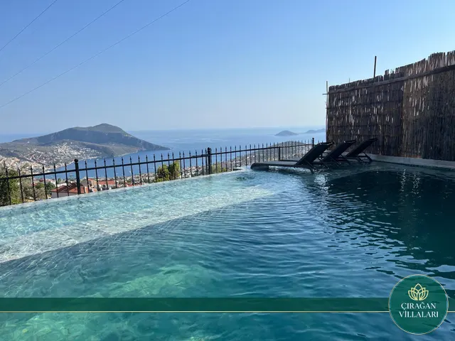 Villa Likya — Kalabalık sofralar, uzun yaz akşamları.
