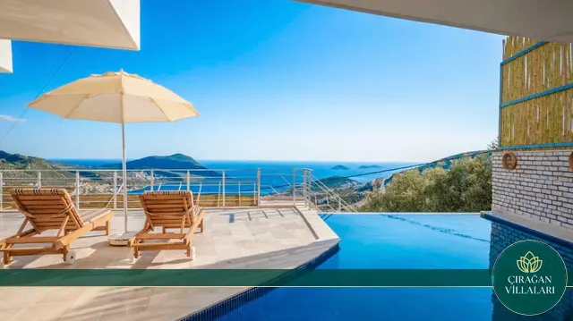 Villa Papaya — Sabahın ilk planı: havuz başı.
